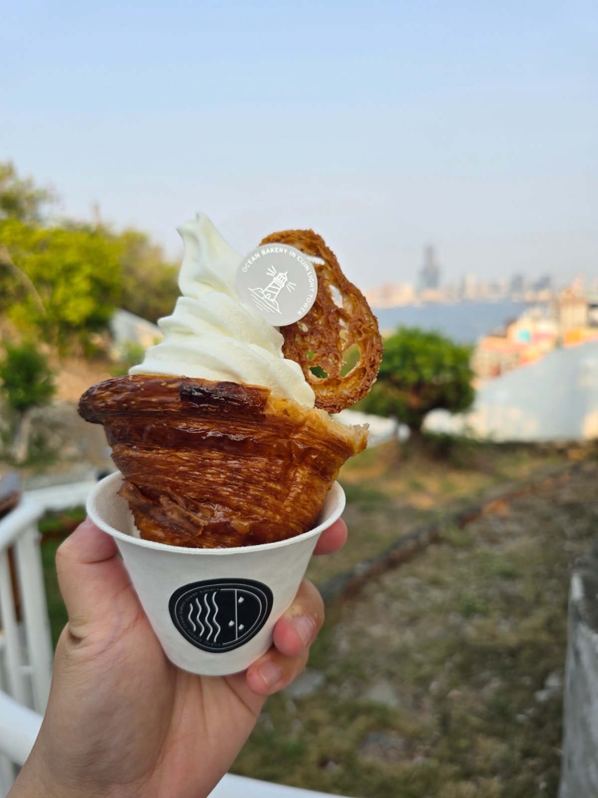高雄最強可頌 OCEAN BAKERY 進駐旗津燈塔！無敵夕陽海景、限定可頌霜淇淋全攻略