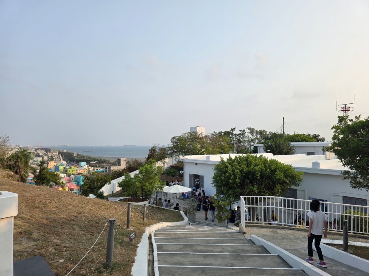 高雄最強可頌 OCEAN BAKERY 進駐旗津燈塔！無敵夕陽海景、限定可頌霜淇淋全攻略