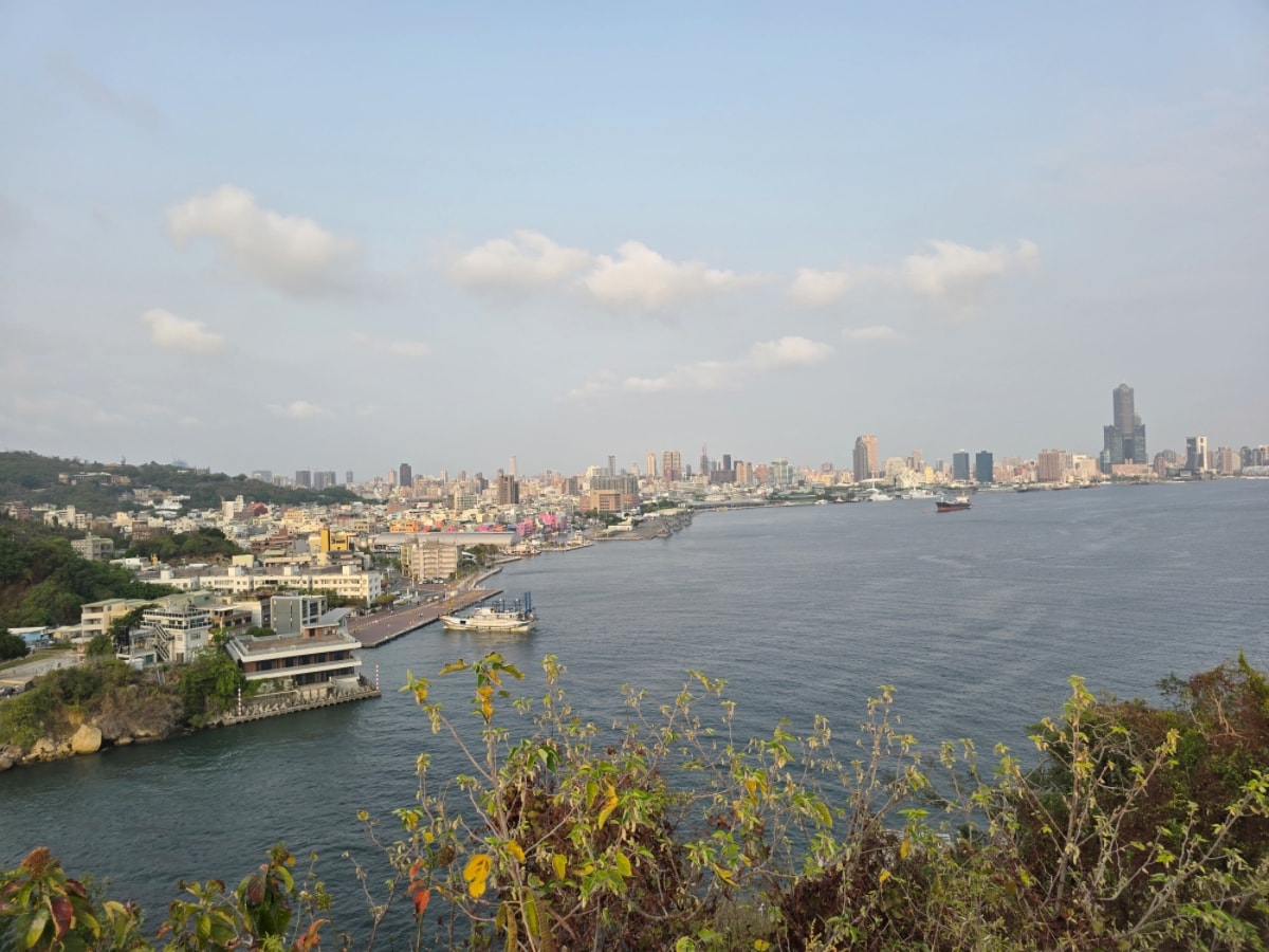 高雄最強可頌 OCEAN BAKERY 進駐旗津燈塔！無敵夕陽海景、限定可頌霜淇淋全攻略