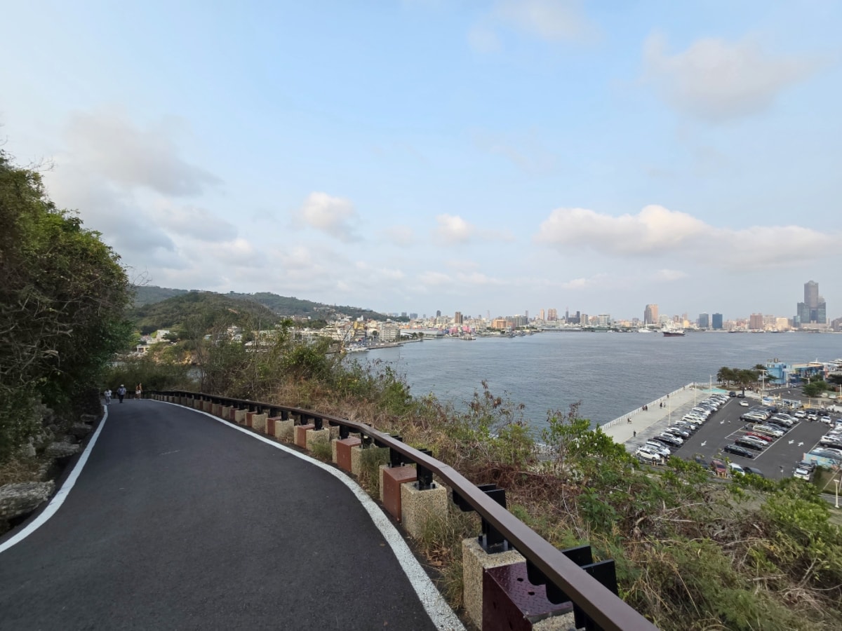 高雄最強可頌 OCEAN BAKERY 進駐旗津燈塔！無敵夕陽海景、限定可頌霜淇淋全攻略