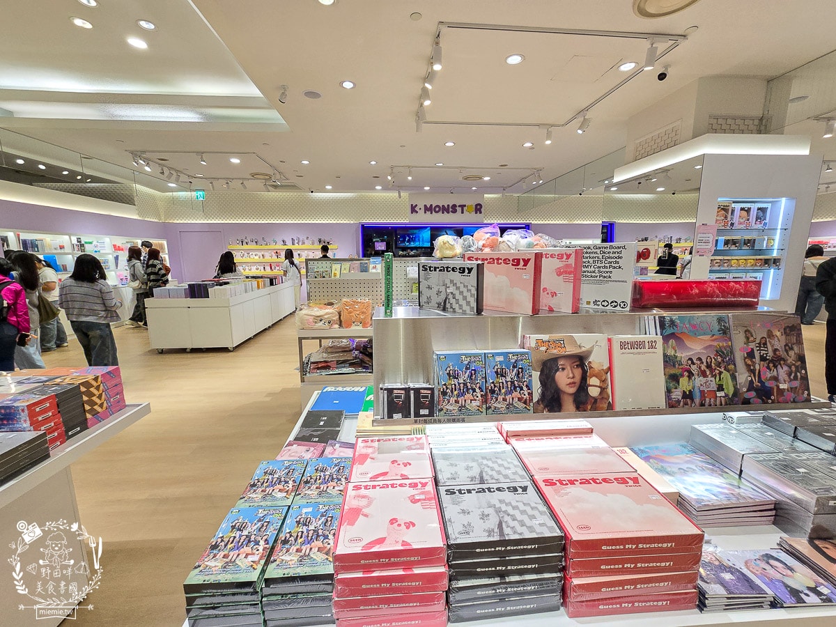 K-MONSTAR夢時代門市｜超多熱門K-pop 專輯、拍貼機、抽卡機、限定小卡、周邊、 手燈！