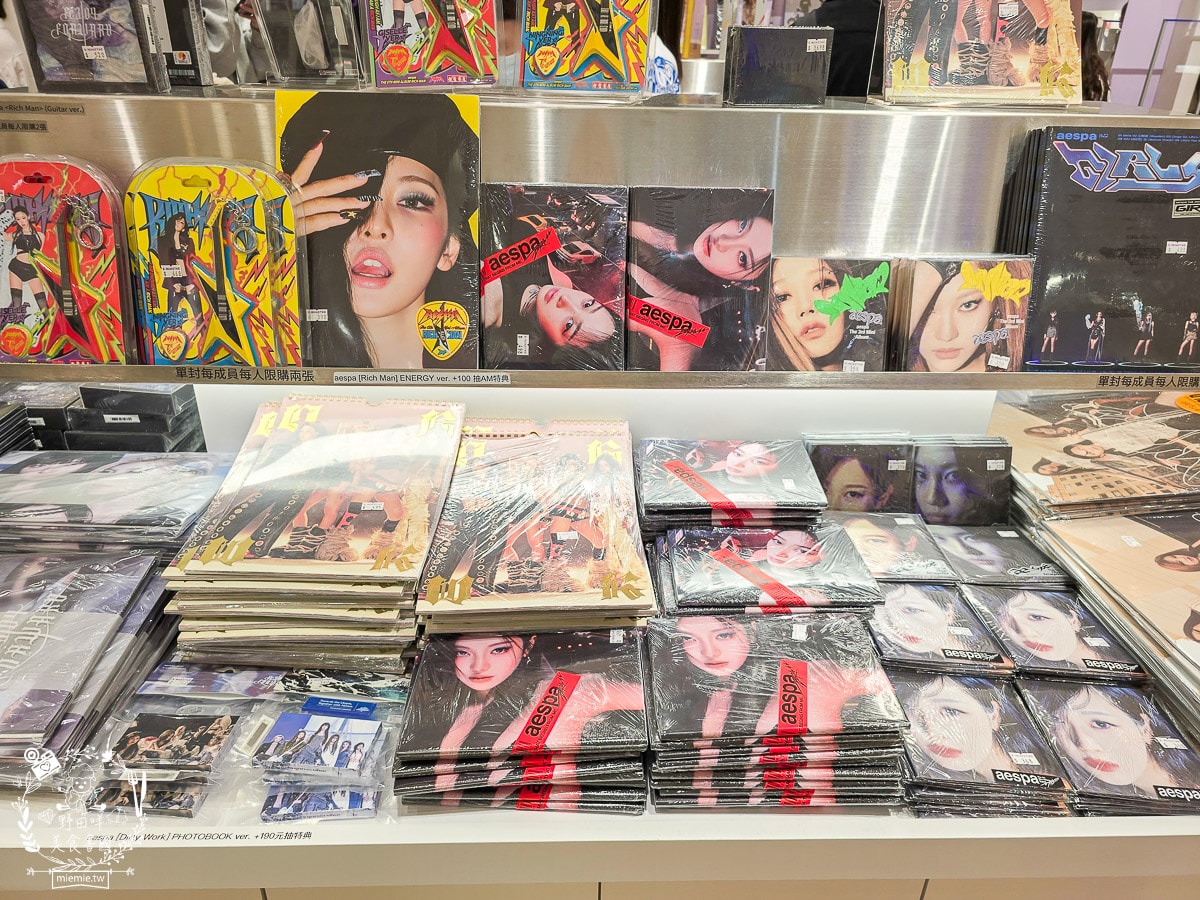 K-MONSTAR夢時代門市｜超多熱門K-pop 專輯、拍貼機、抽卡機、限定小卡、周邊、 手燈！