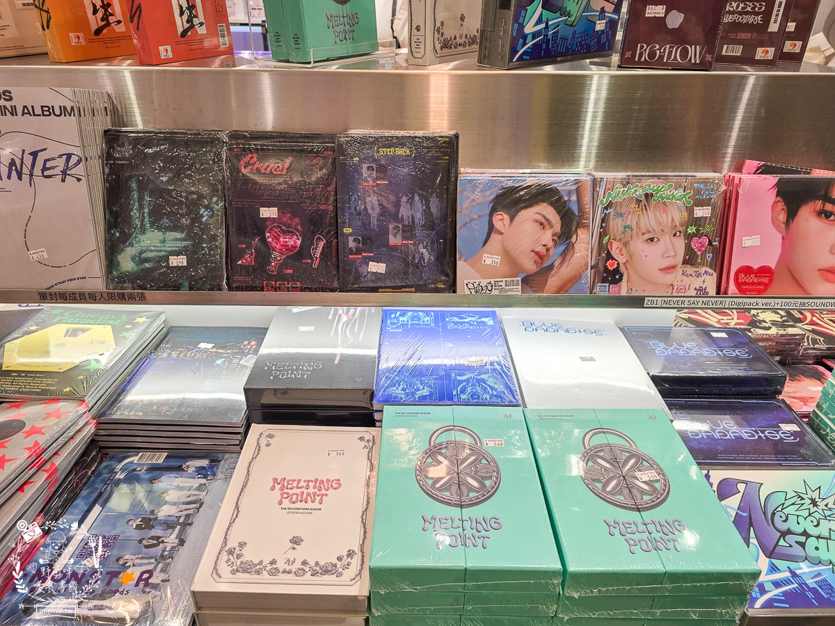 K-MONSTAR夢時代門市｜超多熱門K-pop 專輯、拍貼機、抽卡機、限定小卡、周邊、 手燈！