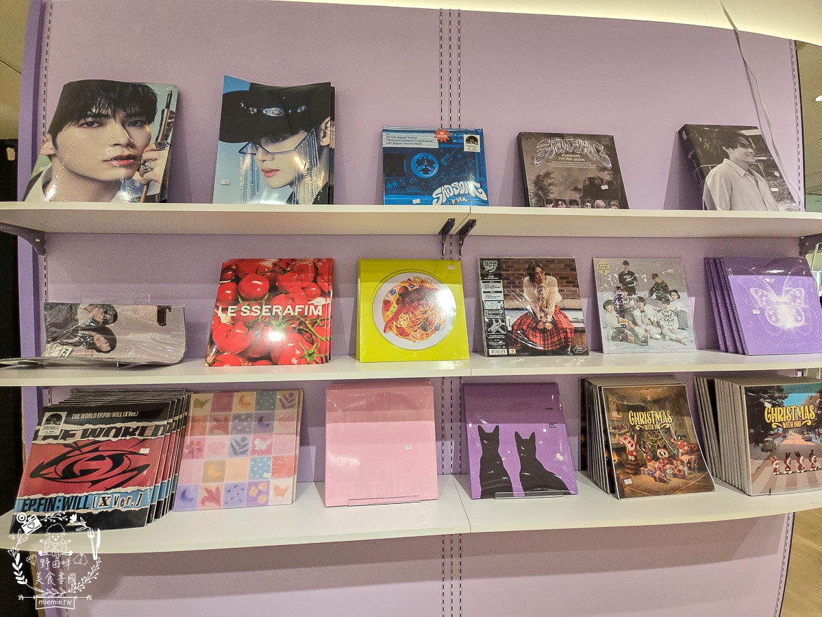 K-MONSTAR夢時代門市｜超多熱門K-pop 專輯、拍貼機、抽卡機、限定小卡、周邊、 手燈！