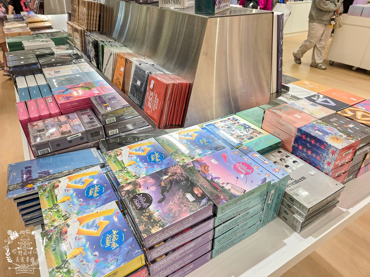 K-MONSTAR夢時代門市｜超多熱門K-pop 專輯、拍貼機、抽卡機、限定小卡、周邊、 手燈！
