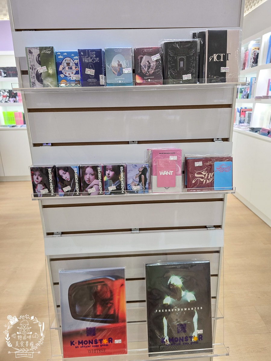 K-MONSTAR夢時代門市｜超多熱門K-pop 專輯、拍貼機、抽卡機、限定小卡、周邊、 手燈！