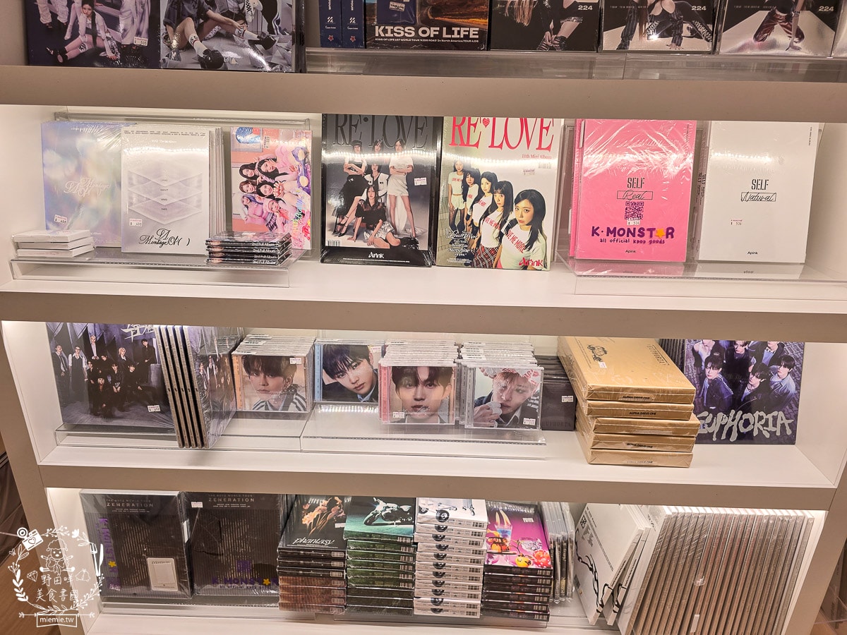 K-MONSTAR夢時代門市｜超多熱門K-pop 專輯、拍貼機、抽卡機、限定小卡、周邊、 手燈！