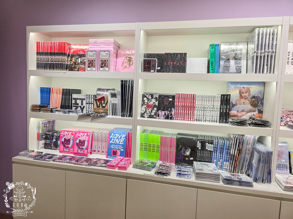 K-MONSTAR夢時代門市｜超多熱門K-pop 專輯、拍貼機、抽卡機、限定小卡、周邊、 手燈！