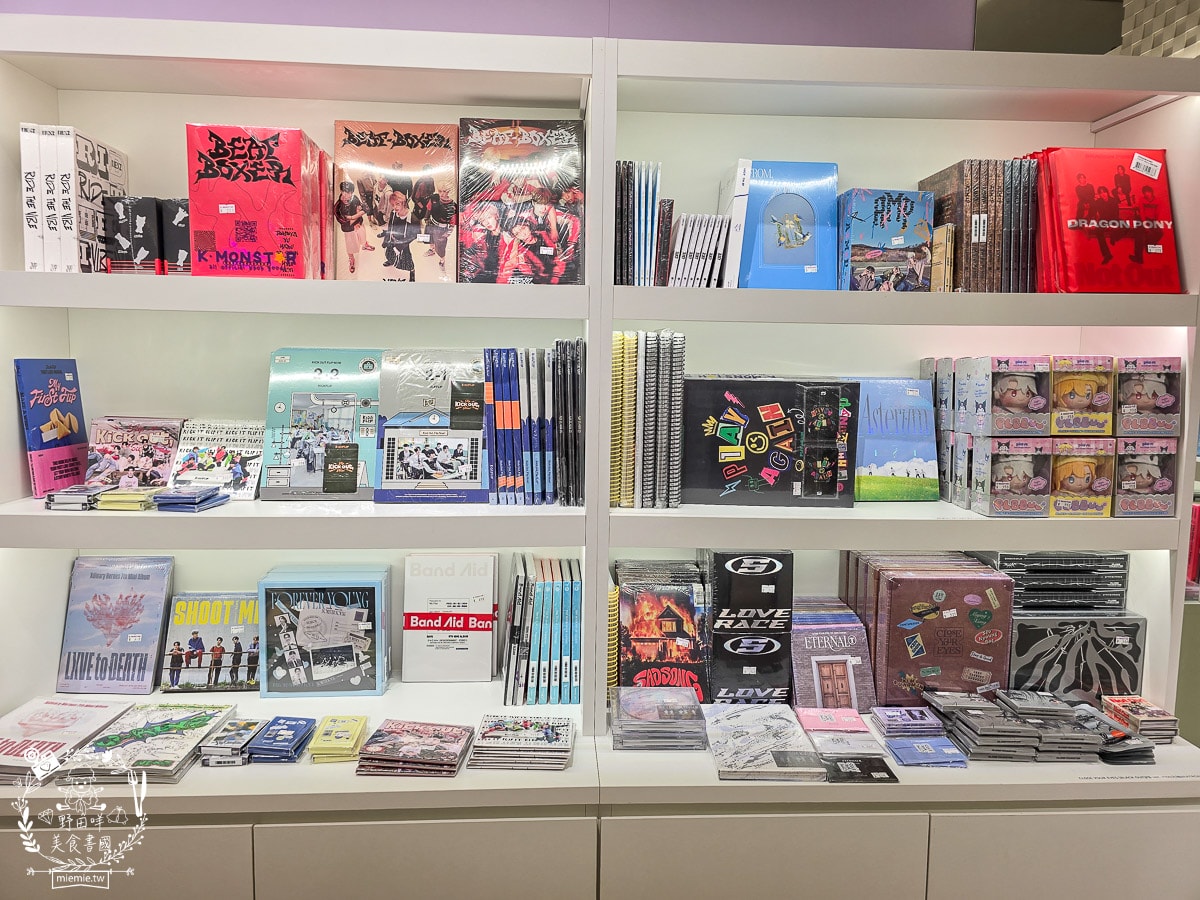 K-MONSTAR夢時代門市｜超多熱門K-pop 專輯、拍貼機、抽卡機、限定小卡、周邊、 手燈！