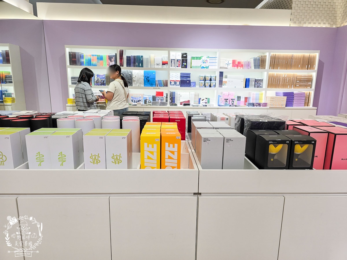 K-MONSTAR夢時代門市｜超多熱門K-pop 專輯、拍貼機、抽卡機、限定小卡、周邊、 手燈！
