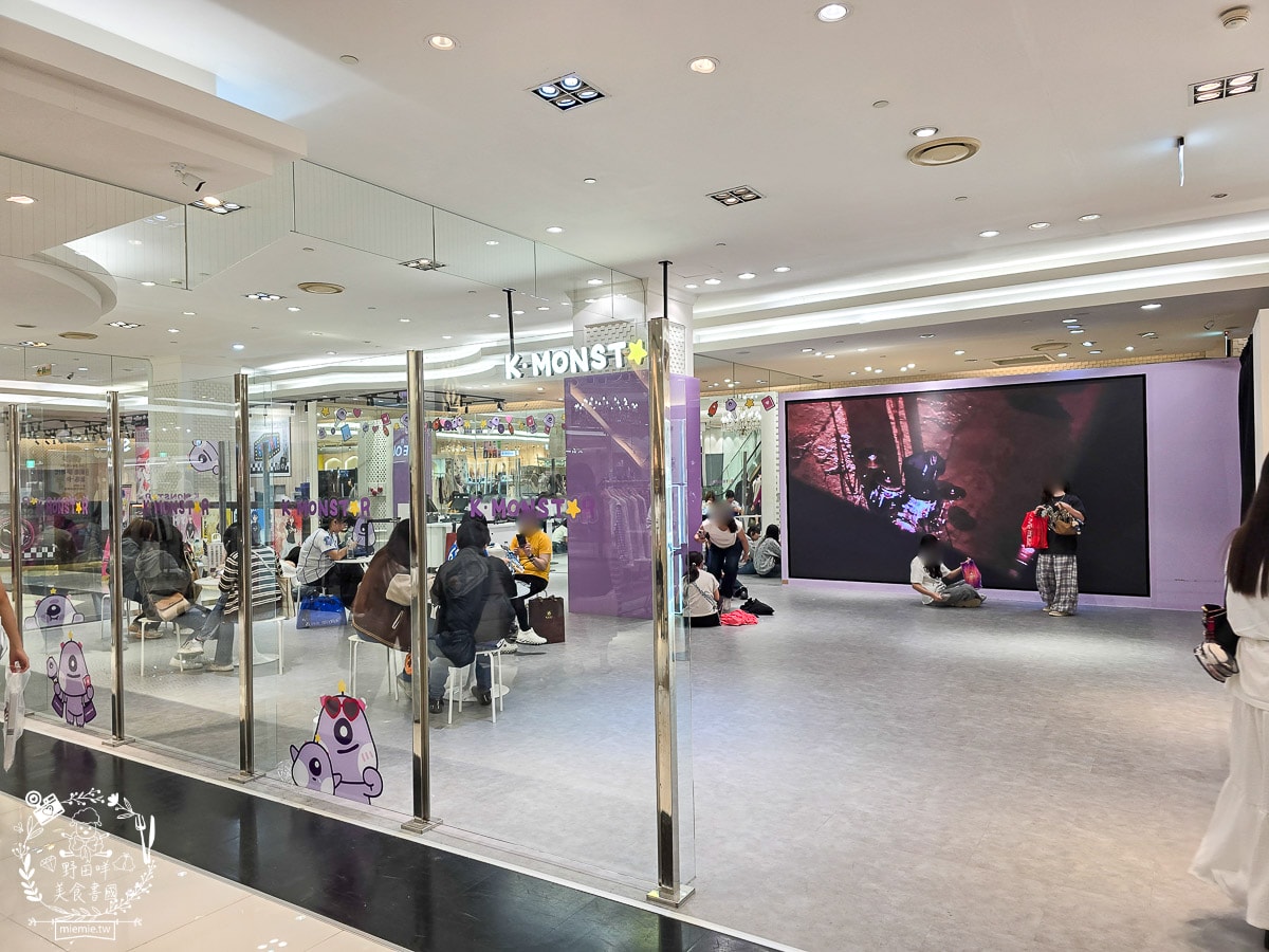 K-MONSTAR夢時代門市｜超多熱門K-pop 專輯、拍貼機、抽卡機、限定小卡、周邊、 手燈！