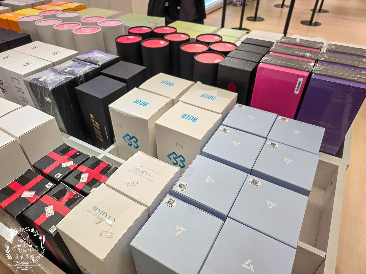 K-MONSTAR夢時代門市｜超多熱門K-pop 專輯、拍貼機、抽卡機、限定小卡、周邊、 手燈！