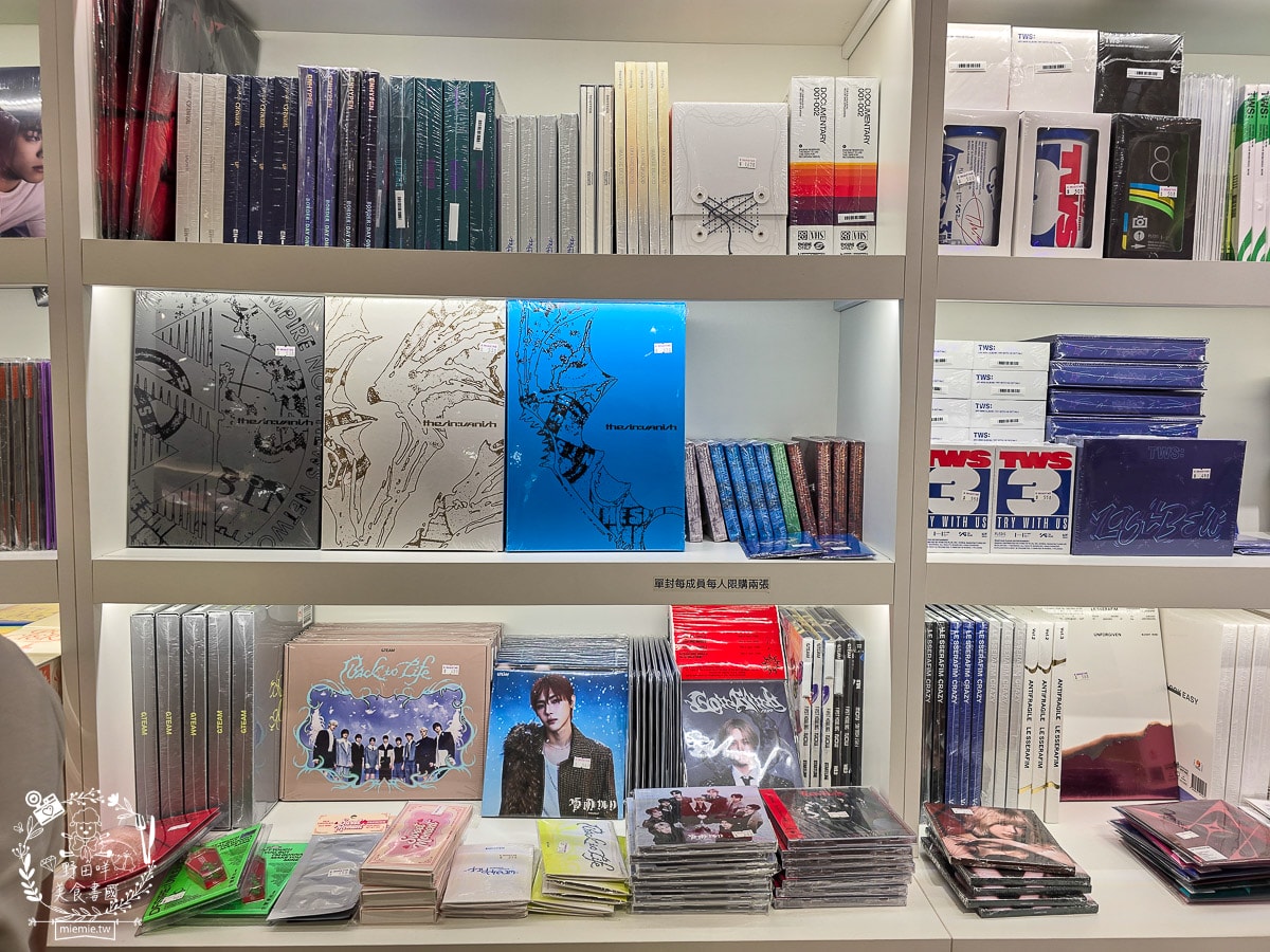K-MONSTAR夢時代門市｜超多熱門K-pop 專輯、拍貼機、抽卡機、限定小卡、周邊、 手燈！