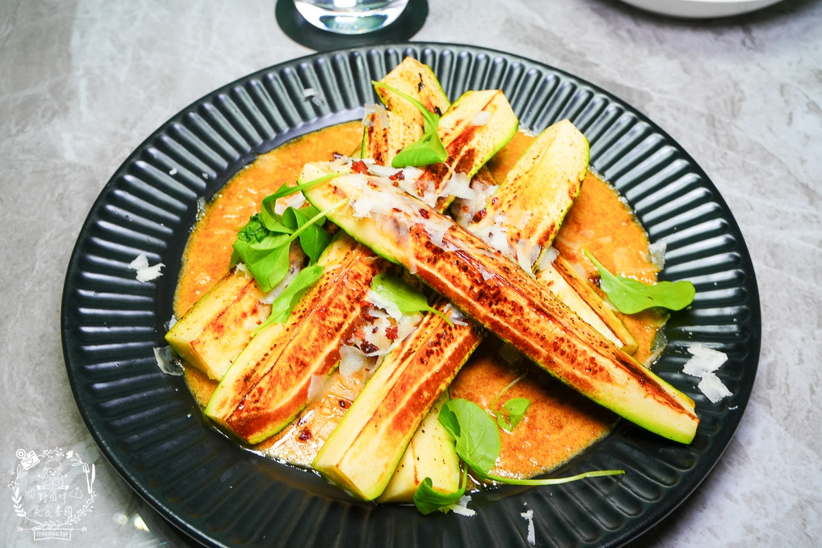 高雄巨蛋美食推薦｜墨MORE PASTA 義法餐酒館：拆開城市裡的「黑金禮物」！高貴不貴的輕奢饗宴