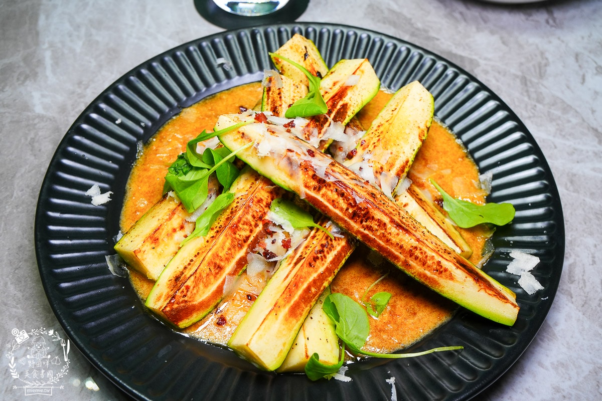 高雄巨蛋美食推薦｜墨MORE PASTA 義法餐酒館：拆開城市裡的「黑金禮物」！高貴不貴的輕奢饗宴
