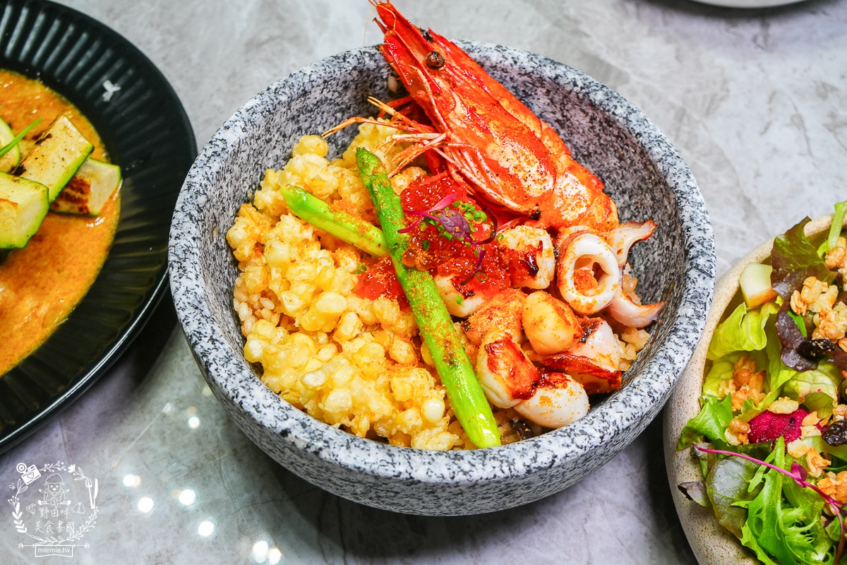 高雄巨蛋美食推薦｜墨MORE PASTA 義法餐酒館：拆開城市裡的「黑金禮物」！高貴不貴的輕奢饗宴