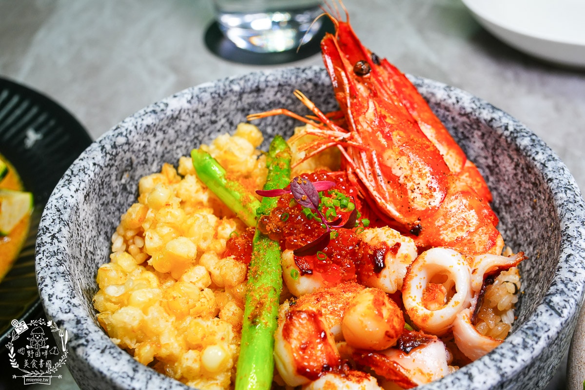 高雄巨蛋美食推薦｜墨MORE PASTA 義法餐酒館：拆開城市裡的「黑金禮物」！高貴不貴的輕奢饗宴