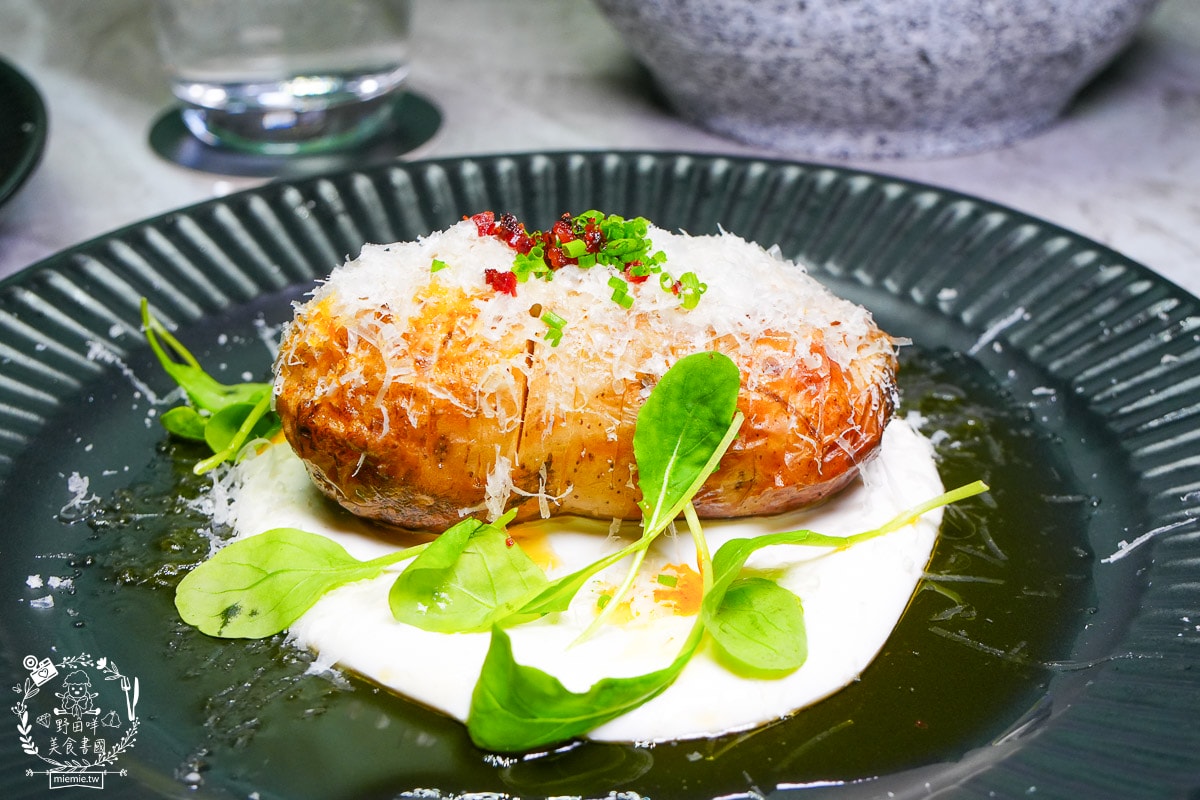 高雄巨蛋美食推薦｜墨MORE PASTA 義法餐酒館：拆開城市裡的「黑金禮物」！高貴不貴的輕奢饗宴