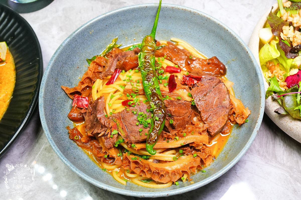 高雄巨蛋美食推薦｜墨MORE PASTA 義法餐酒館：拆開城市裡的「黑金禮物」！高貴不貴的輕奢饗宴