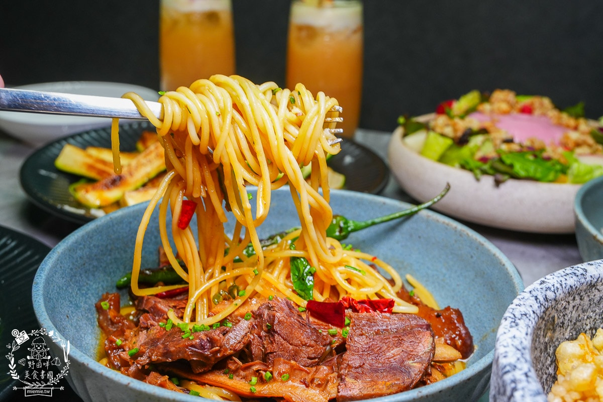 高雄巨蛋美食推薦｜墨MORE PASTA 義法餐酒館：拆開城市裡的「黑金禮物」！高貴不貴的輕奢饗宴