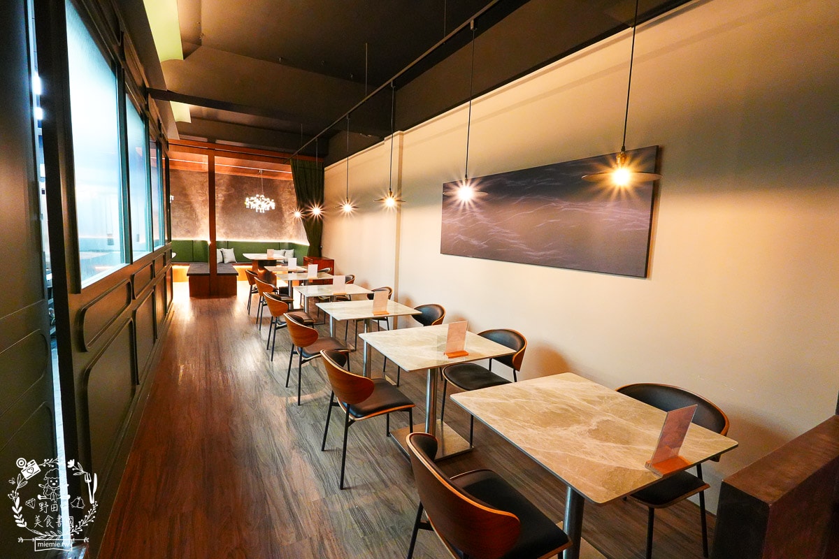 高雄巨蛋美食推薦｜墨MORE PASTA 義法餐酒館：拆開城市裡的「黑金禮物」！高貴不貴的輕奢饗宴