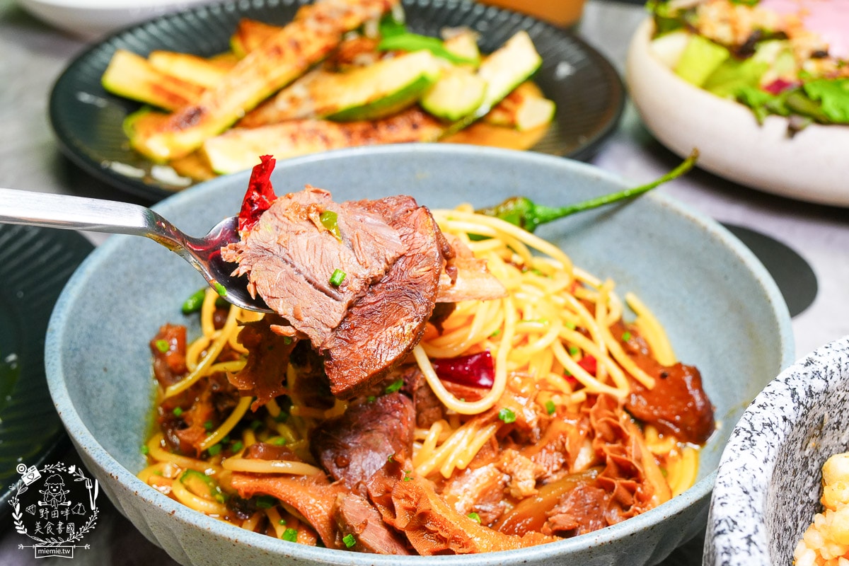 高雄巨蛋美食推薦｜墨MORE PASTA 義法餐酒館：拆開城市裡的「黑金禮物」！高貴不貴的輕奢饗宴