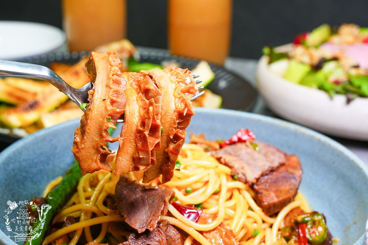 高雄巨蛋美食推薦｜墨MORE PASTA 義法餐酒館：拆開城市裡的「黑金禮物」！高貴不貴的輕奢饗宴