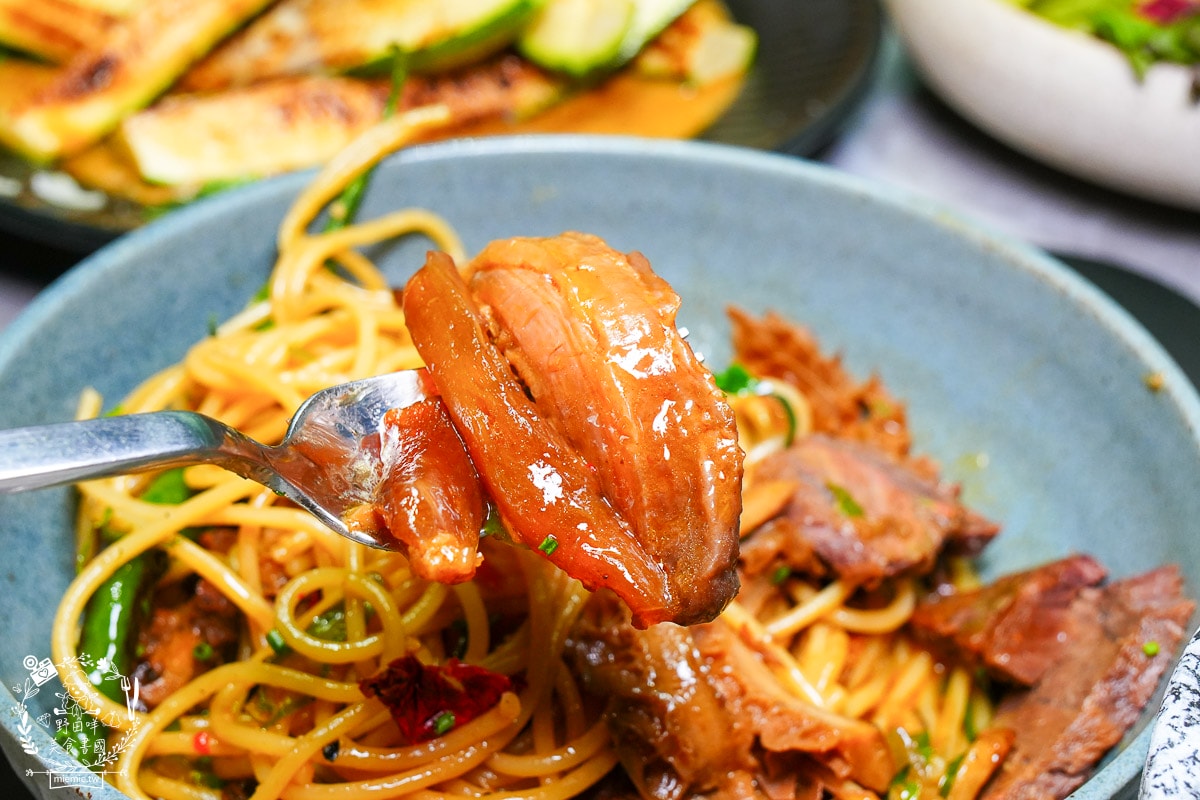 高雄巨蛋美食推薦｜墨MORE PASTA 義法餐酒館：拆開城市裡的「黑金禮物」！高貴不貴的輕奢饗宴
