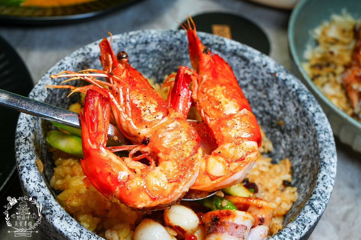 高雄巨蛋美食推薦｜墨MORE PASTA 義法餐酒館：拆開城市裡的「黑金禮物」！高貴不貴的輕奢饗宴