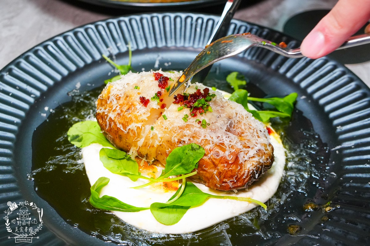 高雄巨蛋美食推薦｜墨MORE PASTA 義法餐酒館：拆開城市裡的「黑金禮物」！高貴不貴的輕奢饗宴