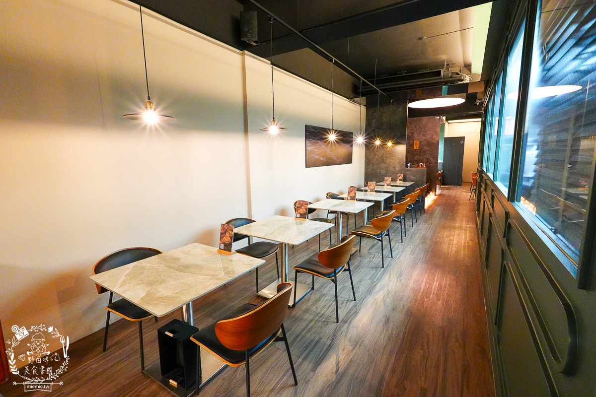 高雄巨蛋美食推薦｜墨MORE PASTA 義法餐酒館：拆開城市裡的「黑金禮物」！高貴不貴的輕奢饗宴