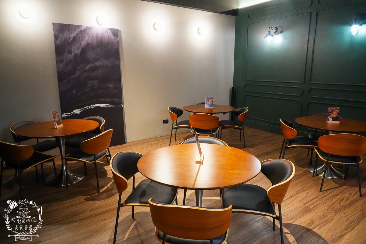 高雄巨蛋美食推薦｜墨MORE PASTA 義法餐酒館：拆開城市裡的「黑金禮物」！高貴不貴的輕奢饗宴
