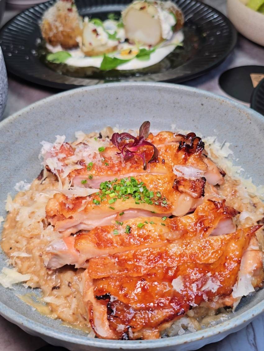 高雄巨蛋美食推薦｜墨MORE PASTA 義法餐酒館：拆開城市裡的「黑金禮物」！高貴不貴的輕奢饗宴