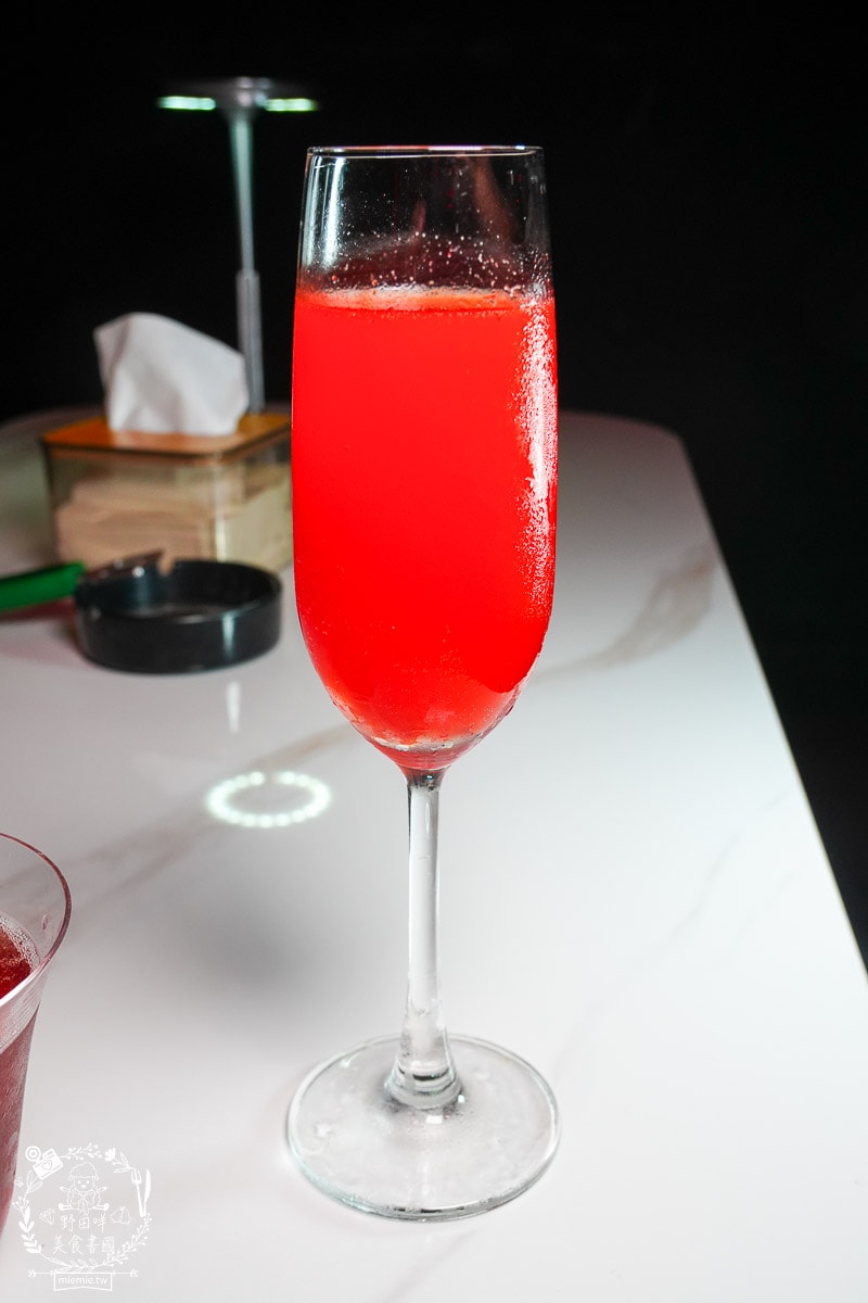 【高雄餐酒館推薦】KORTA x KARA KARA全台首創互動式KTV公關酒吧!微醺主題、質感調酒與超強深夜美食,讓你捨不得回家的微醺秘境 - 第18張圖 【高雄餐酒館推薦】KORTA x KARA KARA全台首創互動式KTV公關酒吧!微醺主題、質感調酒與超強深夜美食,讓你捨不得回家的微醺秘境