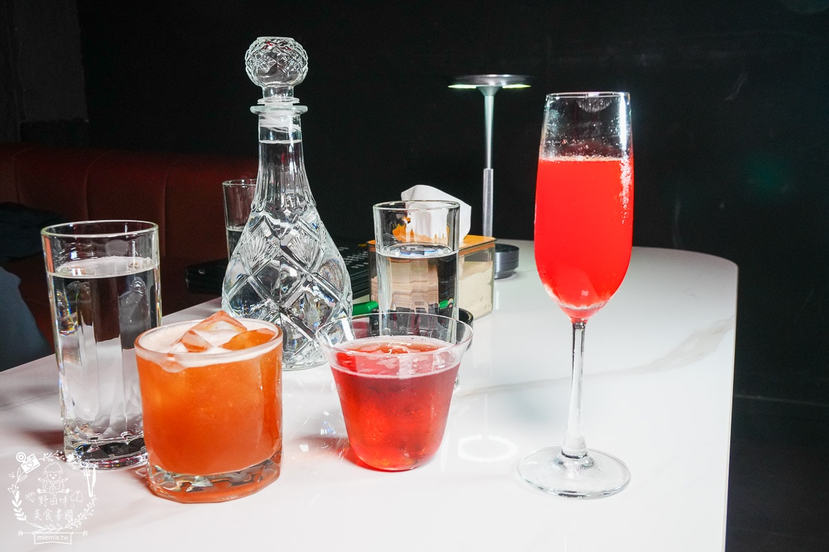 【高雄餐酒館推薦】KORTA x KARA KARA全台首創互動式KTV公關酒吧!微醺主題、質感調酒與超強深夜美食,讓你捨不得回家的微醺秘境 - 第17張圖 【高雄餐酒館推薦】KORTA x KARA KARA全台首創互動式KTV公關酒吧!微醺主題、質感調酒與超強深夜美食,讓你捨不得回家的微醺秘境