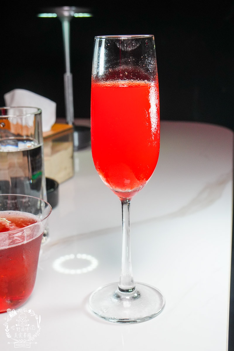 【高雄餐酒館推薦】KORTA x KARA KARA全台首創互動式KTV公關酒吧!微醺主題、質感調酒與超強深夜美食,讓你捨不得回家的微醺秘境 - 第19張圖 【高雄餐酒館推薦】KORTA x KARA KARA全台首創互動式KTV公關酒吧!微醺主題、質感調酒與超強深夜美食,讓你捨不得回家的微醺秘境