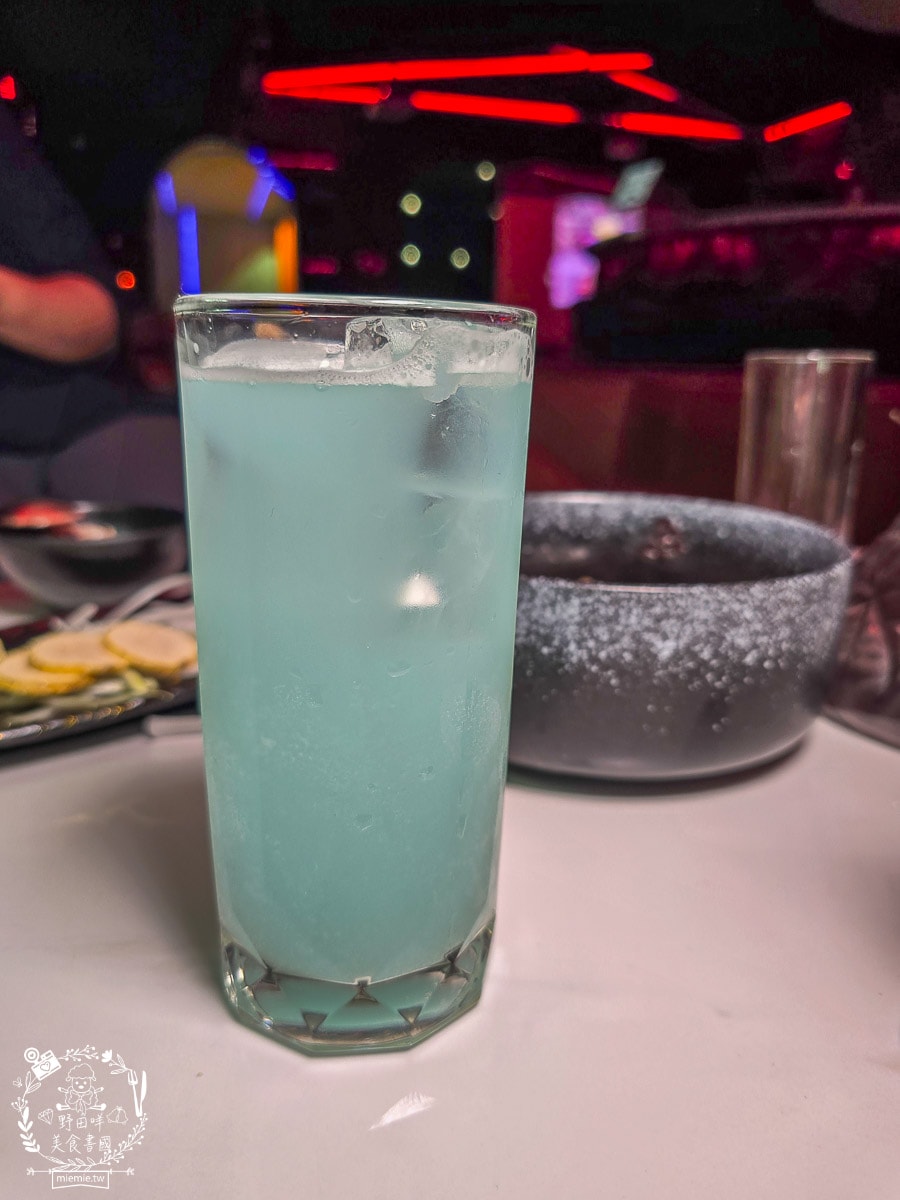 【高雄餐酒館推薦】KORTA x KARA KARA全台首創互動式KTV公關酒吧!微醺主題、質感調酒與超強深夜美食,讓你捨不得回家的微醺秘境 - 第31張圖 【高雄餐酒館推薦】KORTA x KARA KARA全台首創互動式KTV公關酒吧!微醺主題、質感調酒與超強深夜美食,讓你捨不得回家的微醺秘境