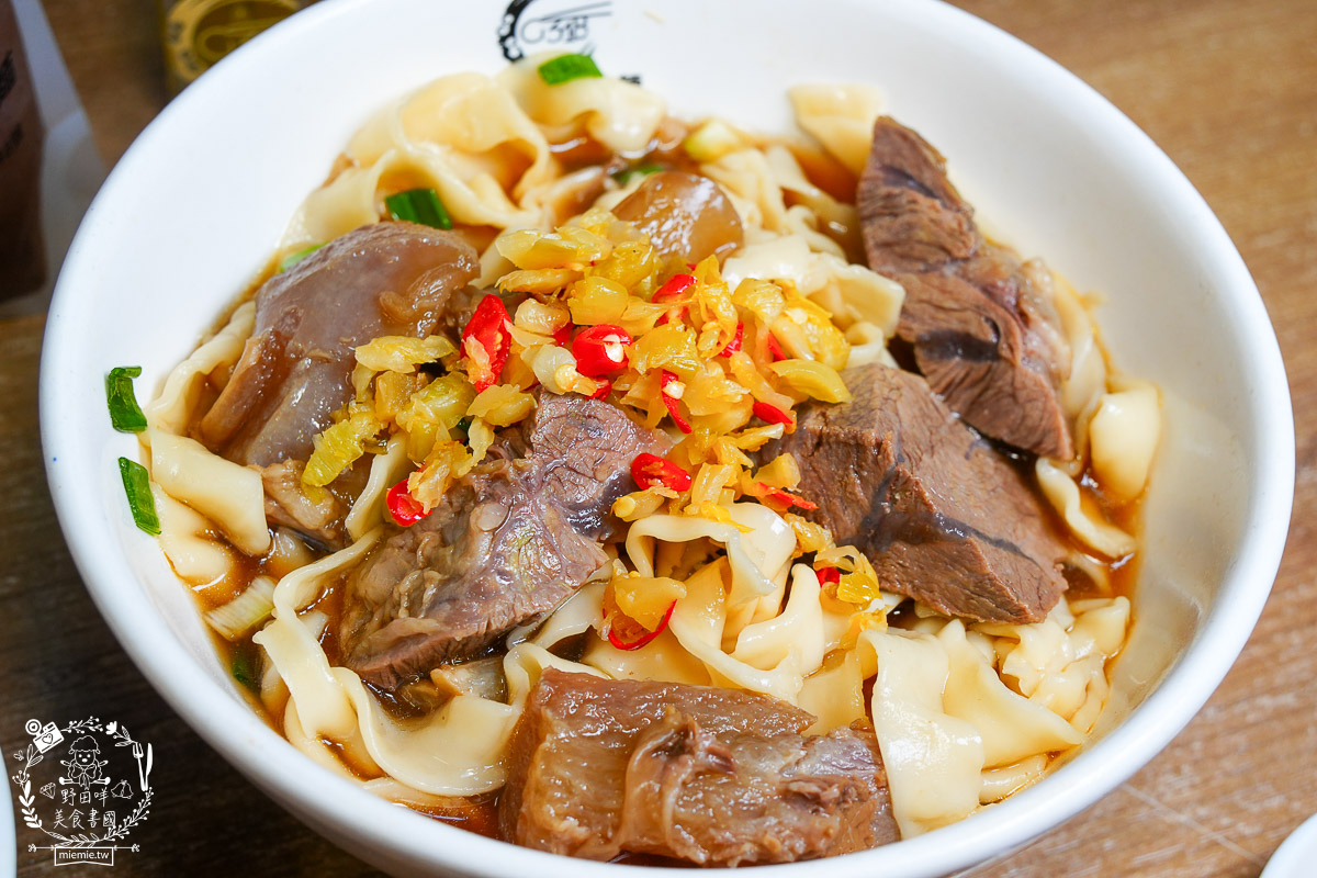[鳳山美食]318霸王牛肉麵｜還沒打烊豬腳控肉就秒殺？揭秘靈魂麻油、辣油的靈魂吃法！根本就是被牛肉麵耽誤的控肉店！