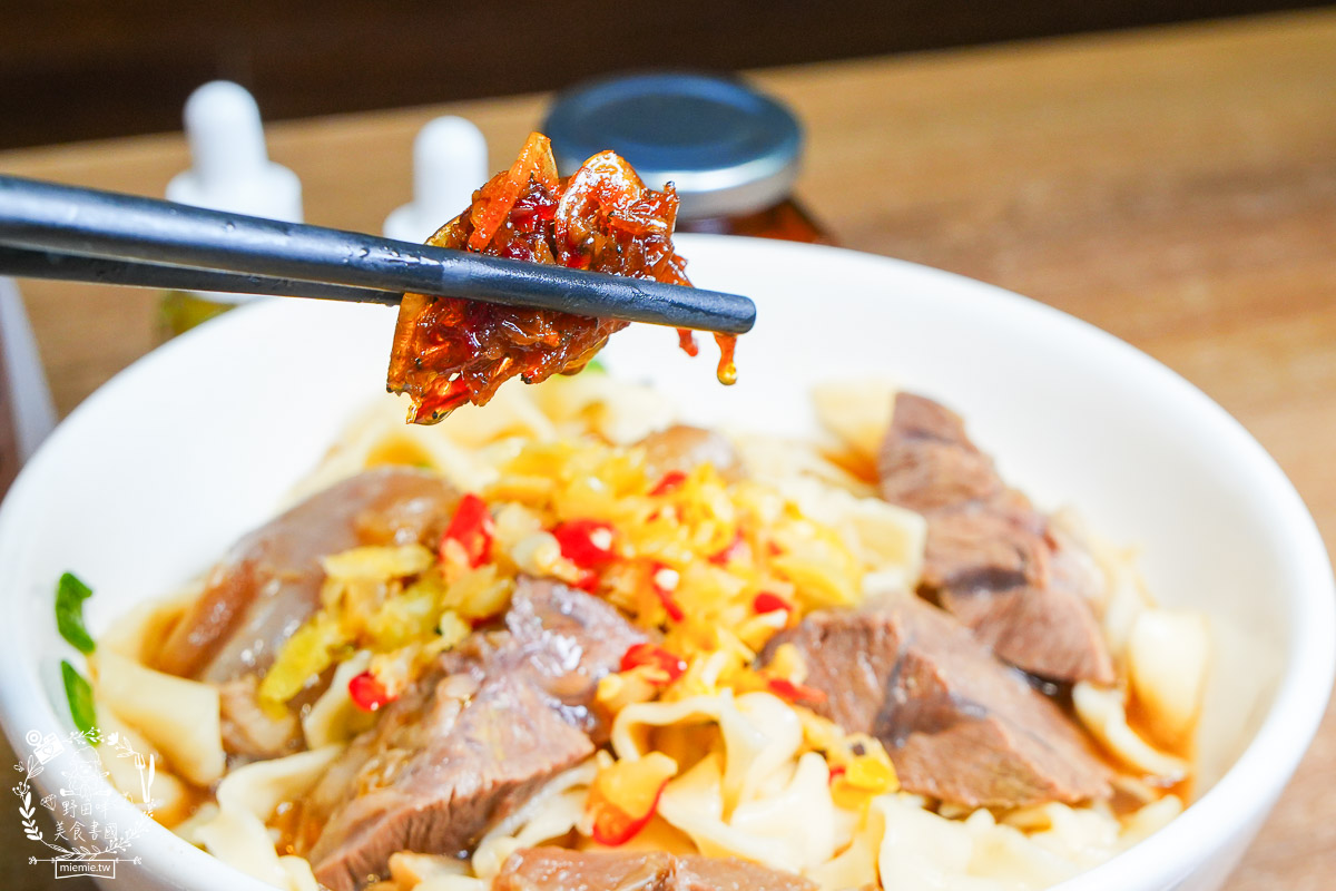 [鳳山美食]318霸王牛肉麵｜還沒打烊豬腳控肉就秒殺？揭秘靈魂麻油、辣油的靈魂吃法！根本就是被牛肉麵耽誤的控肉店！