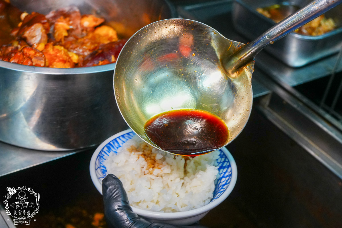 [鳳山美食]318霸王牛肉麵｜還沒打烊豬腳控肉就秒殺？揭秘靈魂麻油、辣油的靈魂吃法！根本就是被牛肉麵耽誤的控肉店！