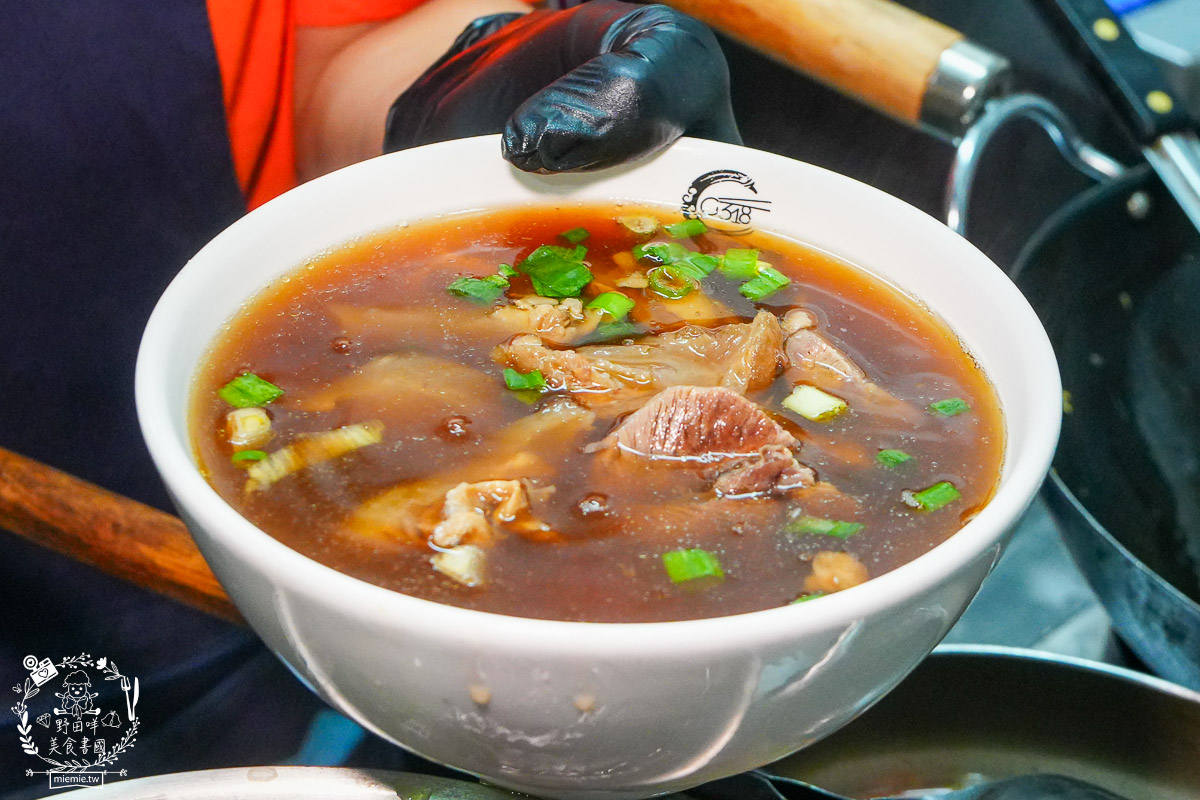 [鳳山美食]318霸王牛肉麵｜還沒打烊豬腳控肉就秒殺？揭秘靈魂麻油、辣油的靈魂吃法！根本就是被牛肉麵耽誤的控肉店！