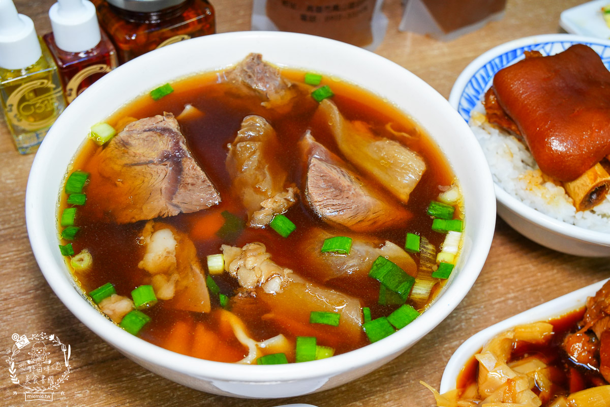 [鳳山美食]318霸王牛肉麵｜還沒打烊豬腳控肉就秒殺？揭秘靈魂麻油、辣油的靈魂吃法！根本就是被牛肉麵耽誤的控肉店！