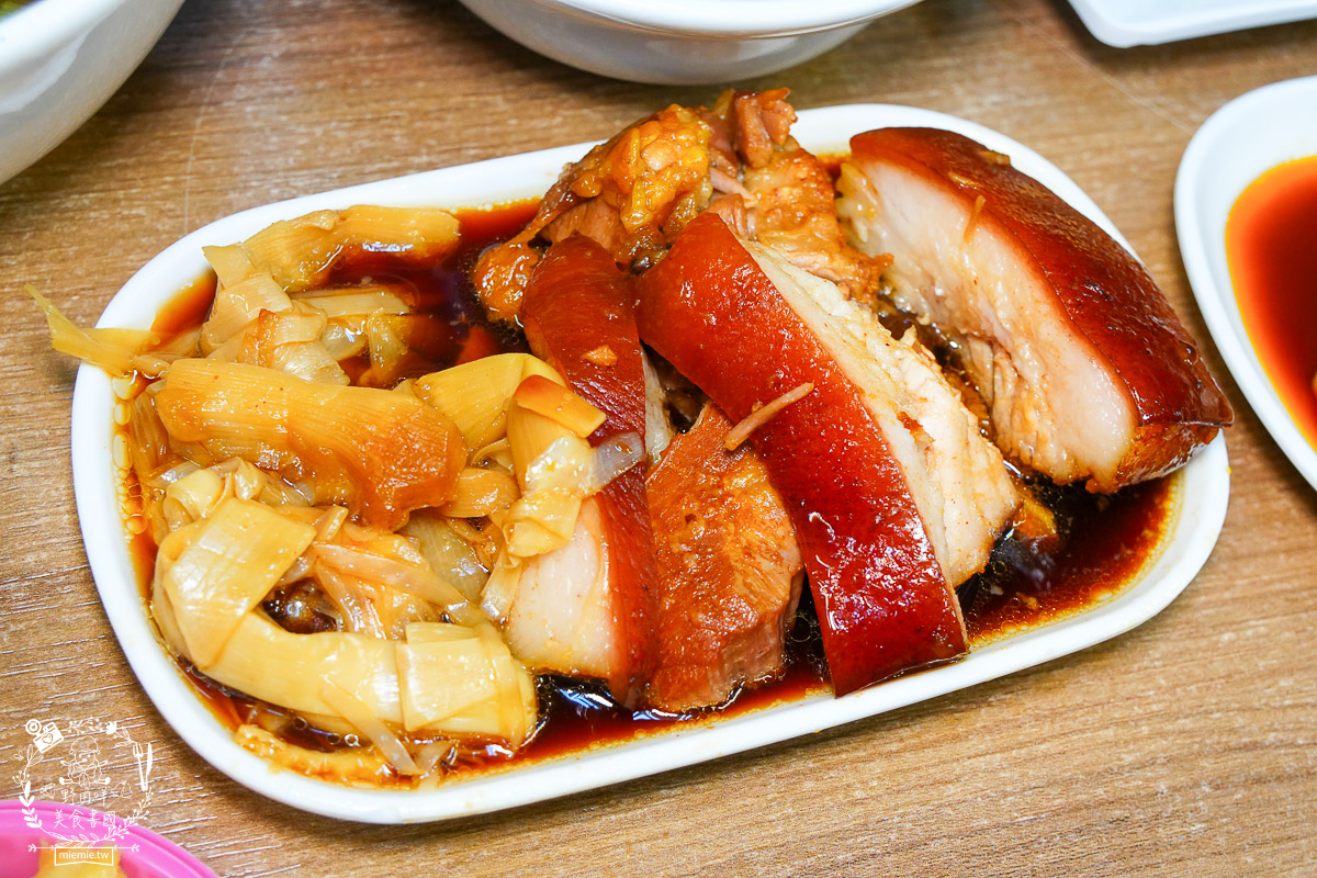 [鳳山美食]318霸王牛肉麵｜還沒打烊豬腳控肉就秒殺？揭秘靈魂麻油、辣油的靈魂吃法！根本就是被牛肉麵耽誤的控肉店！
