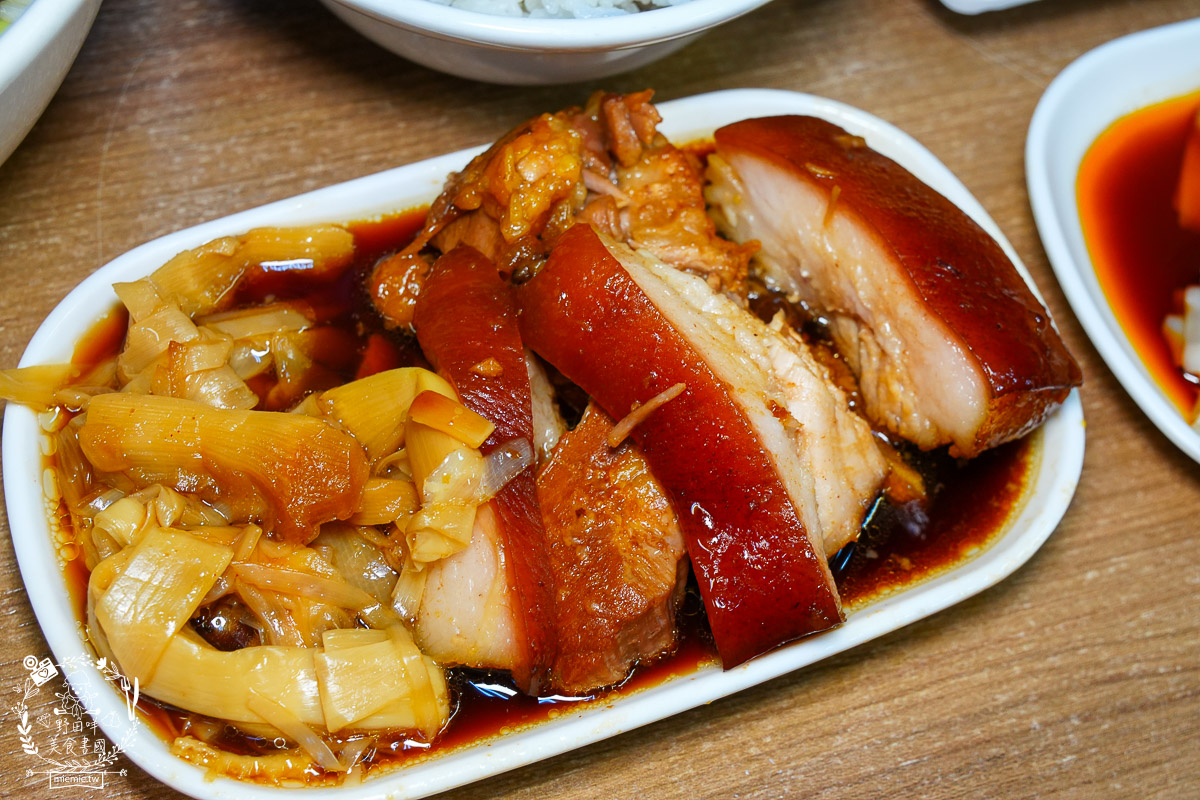 [鳳山美食]318霸王牛肉麵｜還沒打烊豬腳控肉就秒殺？揭秘靈魂麻油、辣油的靈魂吃法！根本就是被牛肉麵耽誤的控肉店！