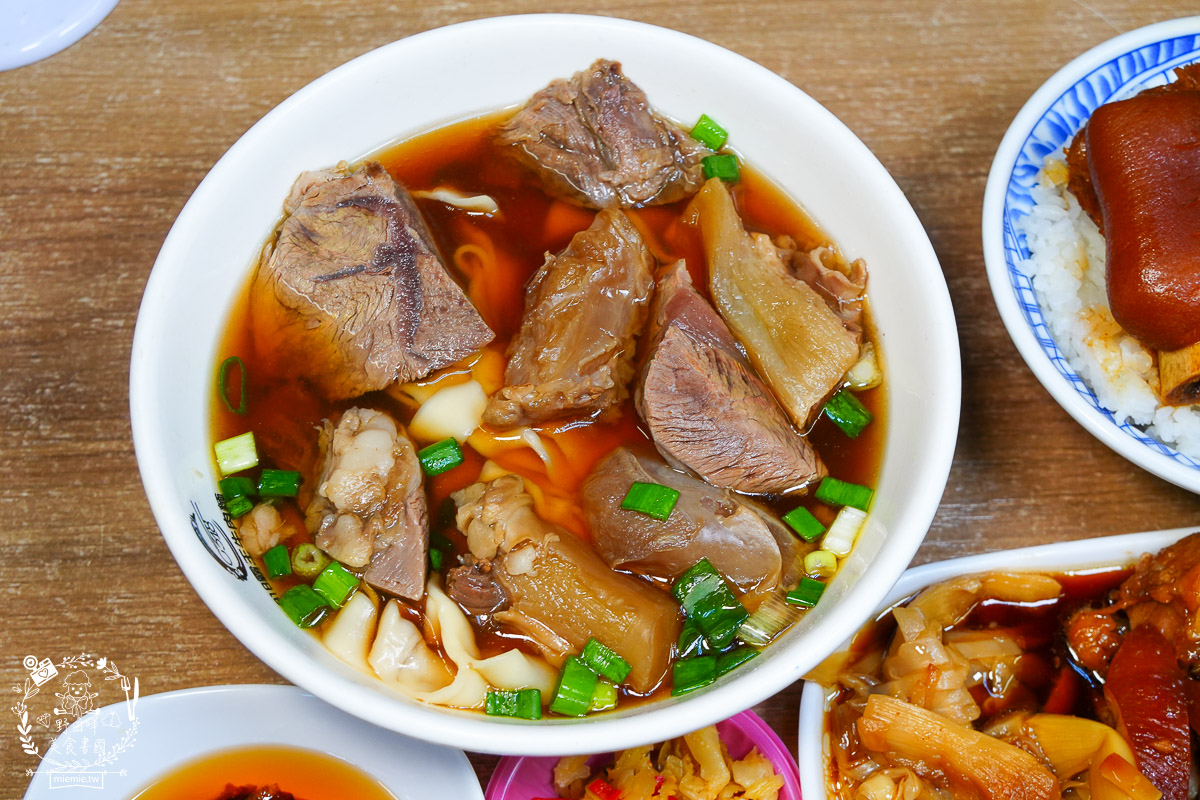 [鳳山美食]318霸王牛肉麵｜還沒打烊豬腳控肉就秒殺？揭秘靈魂麻油、辣油的靈魂吃法！根本就是被牛肉麵耽誤的控肉店！