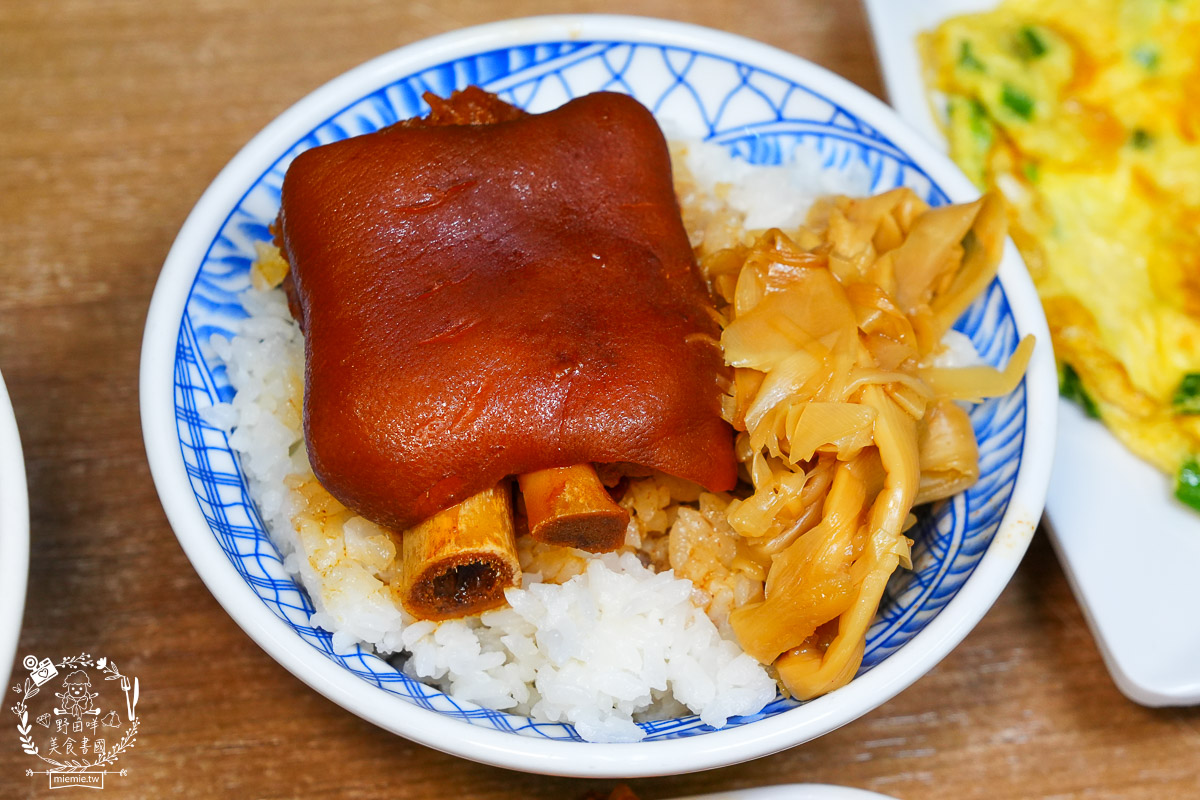 [鳳山美食]318霸王牛肉麵｜還沒打烊豬腳控肉就秒殺？揭秘靈魂麻油、辣油的靈魂吃法！根本就是被牛肉麵耽誤的控肉店！