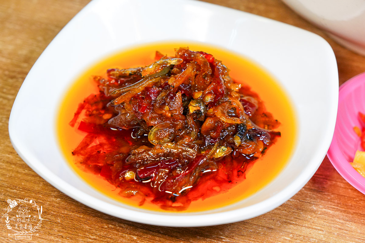 [鳳山美食]318霸王牛肉麵｜還沒打烊豬腳控肉就秒殺？揭秘靈魂麻油、辣油的靈魂吃法！根本就是被牛肉麵耽誤的控肉店！