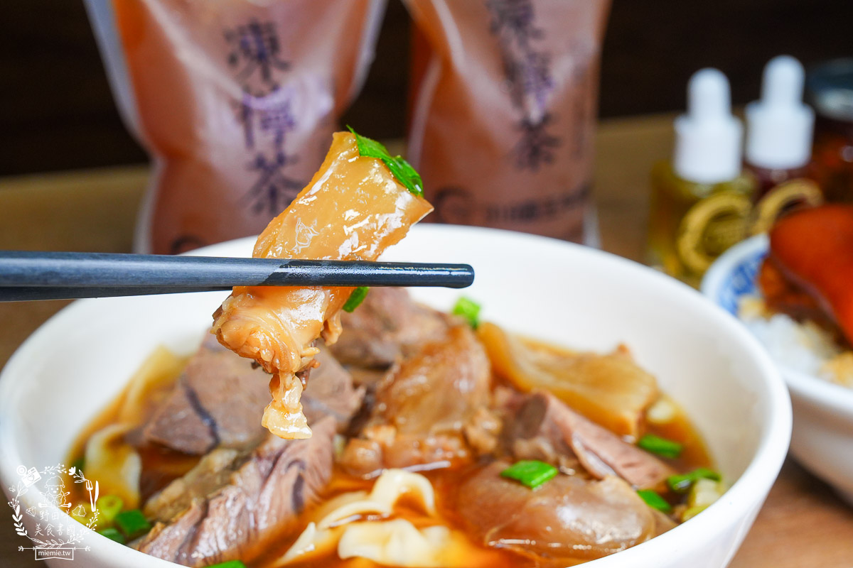 [鳳山美食]318霸王牛肉麵｜還沒打烊豬腳控肉就秒殺？揭秘靈魂麻油、辣油的靈魂吃法！根本就是被牛肉麵耽誤的控肉店！