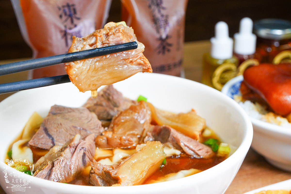 [鳳山美食]318霸王牛肉麵｜還沒打烊豬腳控肉就秒殺？揭秘靈魂麻油、辣油的靈魂吃法！根本就是被牛肉麵耽誤的控肉店！