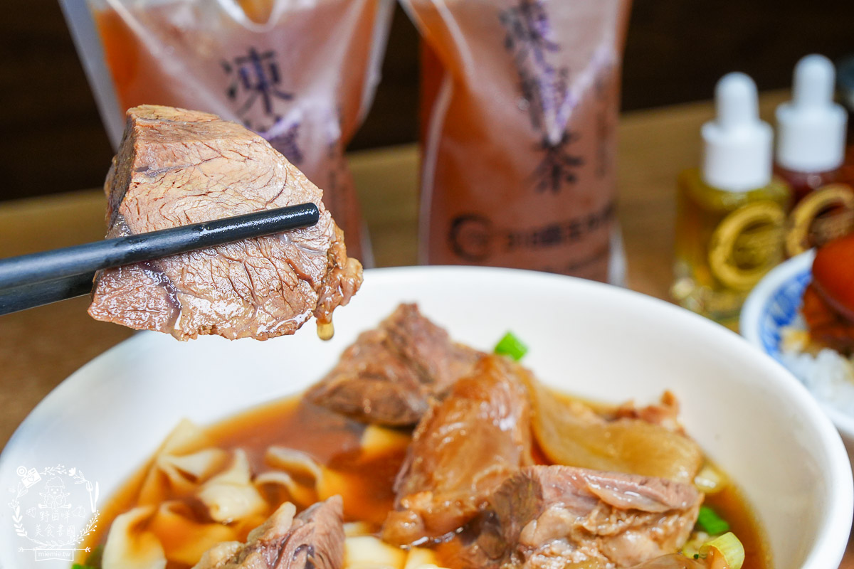 [鳳山美食]318霸王牛肉麵｜還沒打烊豬腳控肉就秒殺？揭秘靈魂麻油、辣油的靈魂吃法！根本就是被牛肉麵耽誤的控肉店！